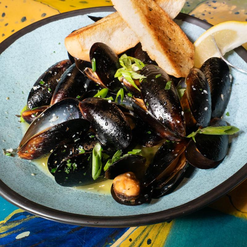 French Reef Mussels served with garlic bread.
